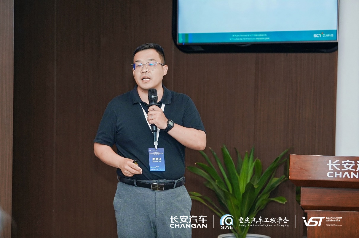 戴帽子的人在电视前AI 天生的内容可能不准确。。。。